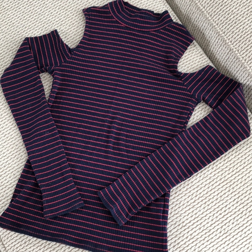 Open shoulder top, medium